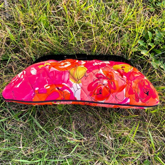 ♦️LIMITED EDITION♦️VERA BRADLEY VINTAGE ROSE 🌹 MILLIE QUILTED SILK CLUTCH - Picture 10 of 10